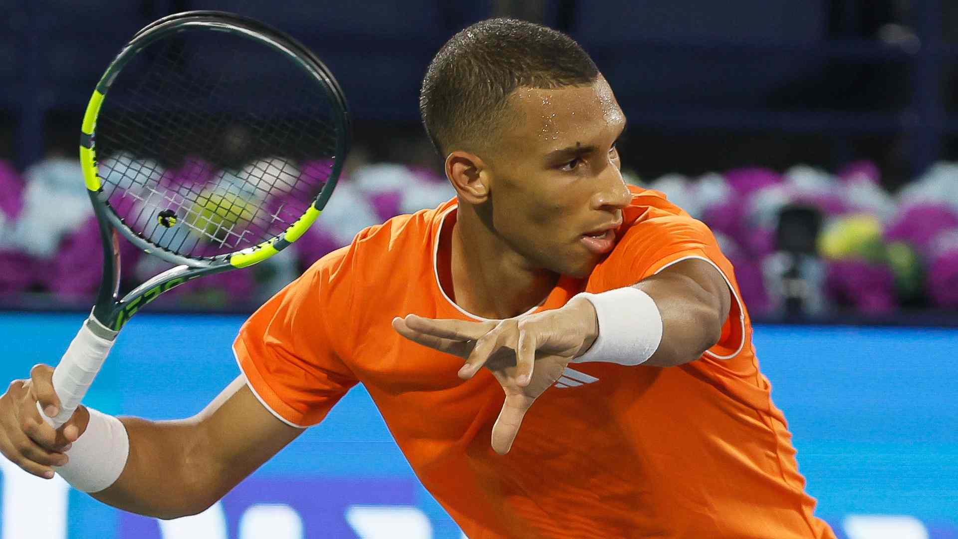 Auger-Aliassime Secures Dubai Quarterfinal Spot with Break-Point Efficiency